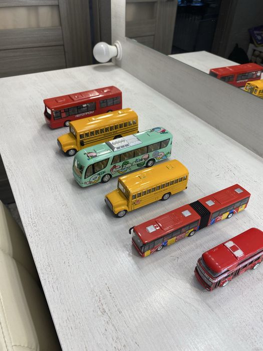 Модельні автобуси іграшкові.