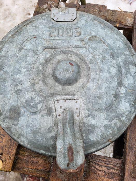 Metalowa pokrywa od kubła na śmieci