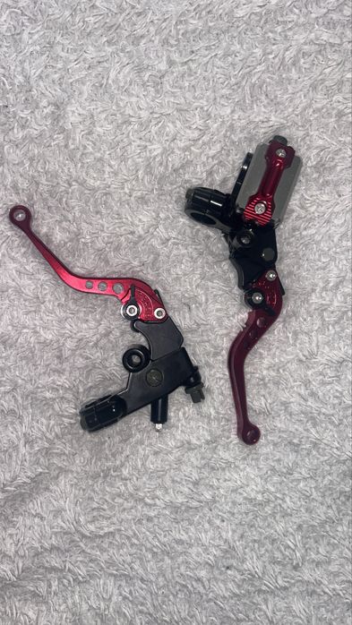 Откидные уурки сцепления и тормоза красного цвета