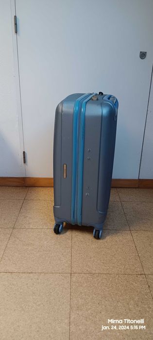 Mala grande na cor cinza para viagens