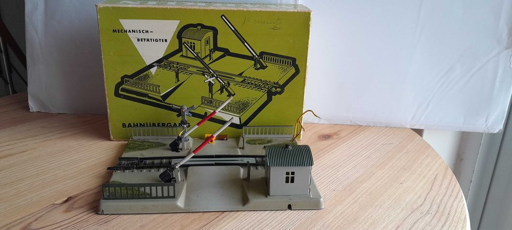 Passagem de nível h0 -Marklin 7054- mecânica, iluminada e com sinal
