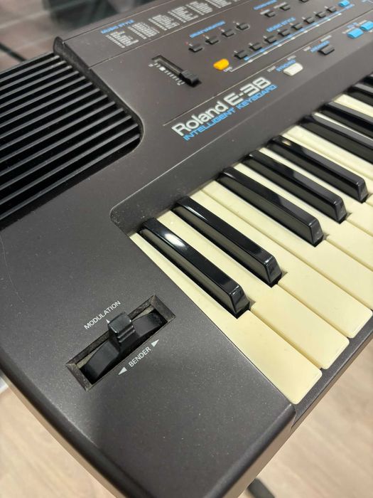 Teclado musical Roland E-38 de 61 teclas com suporte Quik Lok