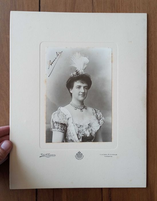 Antigo retrato da Rainha Dona Amélia fotografia sobre papel assinada
