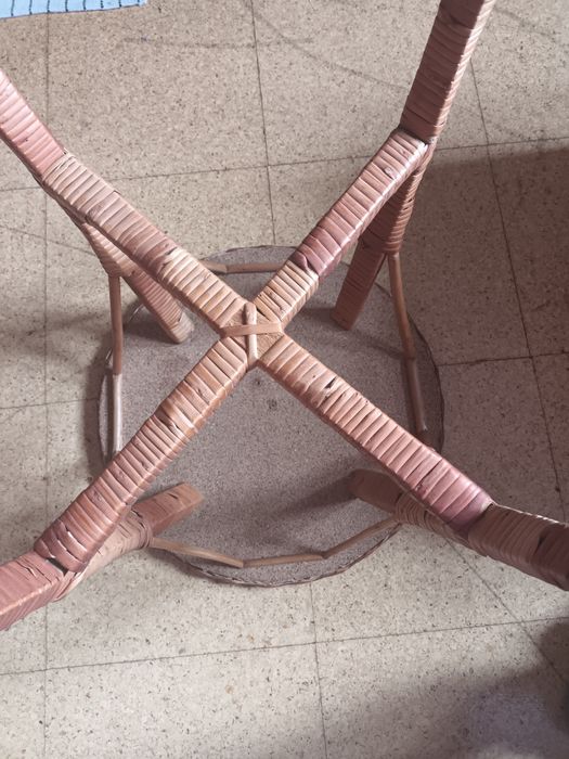 Mesa e cadeira de vimes