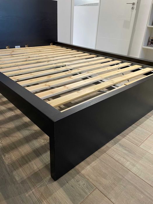 Cama IKEA Malm preta 140x200 (com estrado incluído)