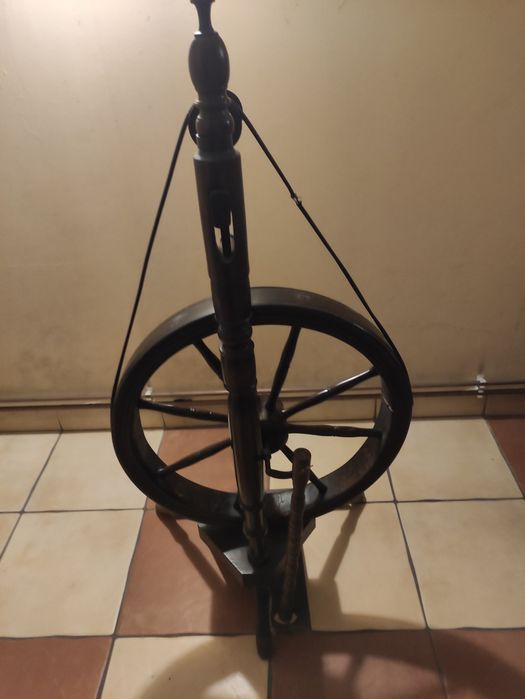 Stary drewniany kołowrotek