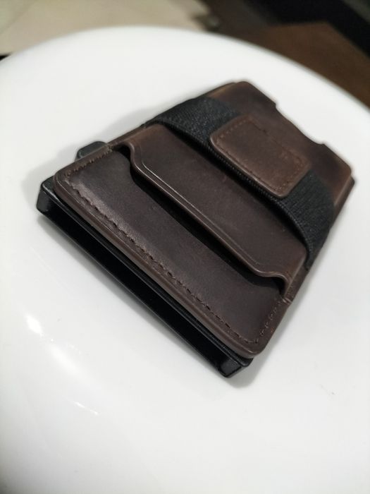 Porta cartões RFID em pele castanho