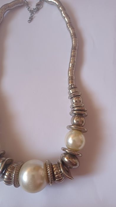 Colar em prateado e perolas