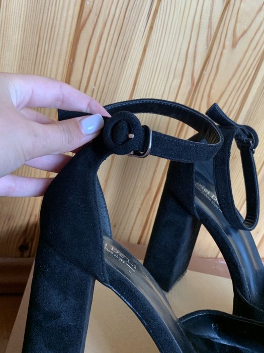 Босоніжки на каблуку