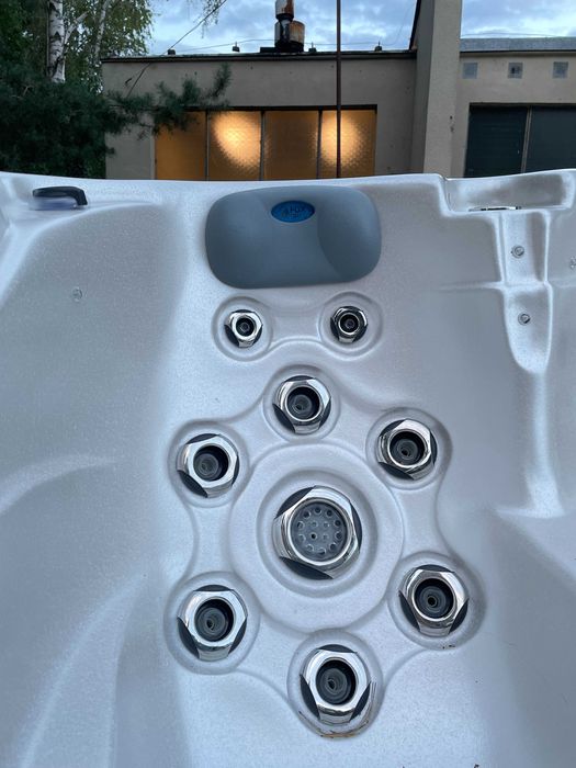 Całoroczne Jacuzzi - wanna z hydromasażem dla 5 osób Eternal