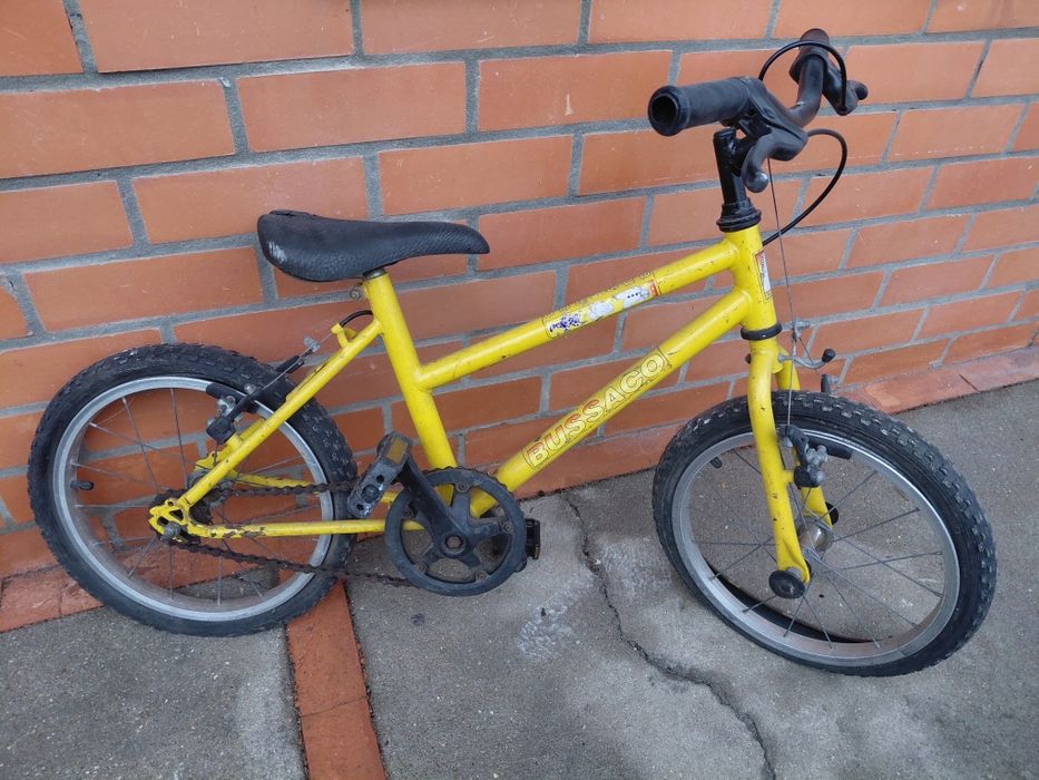 Bicicleta de criança roda 16 a precisar de pneus e câmaras novas 15€