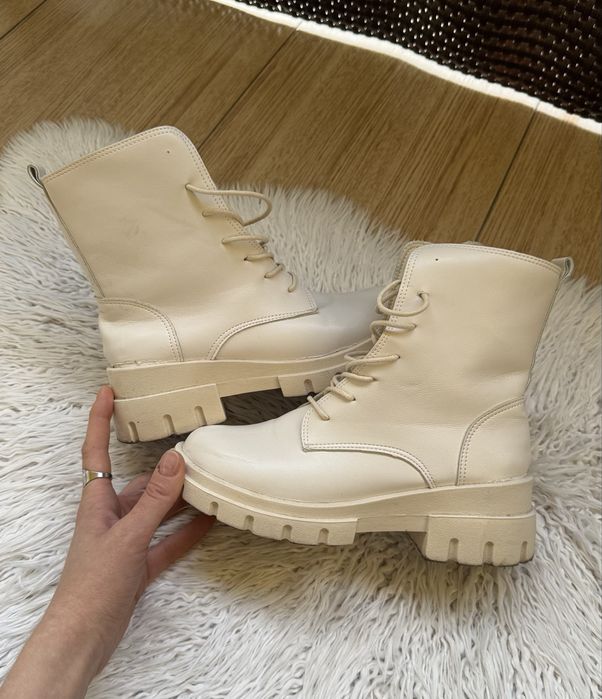 Białe kremowe buty wysokie botki trapery 38