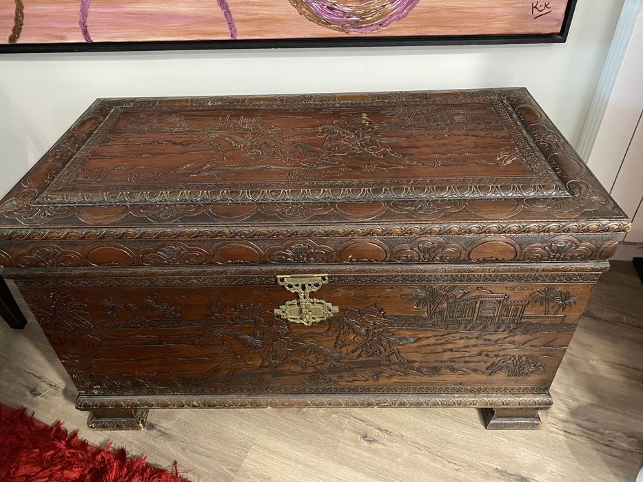 Arca em madeira trabalhada