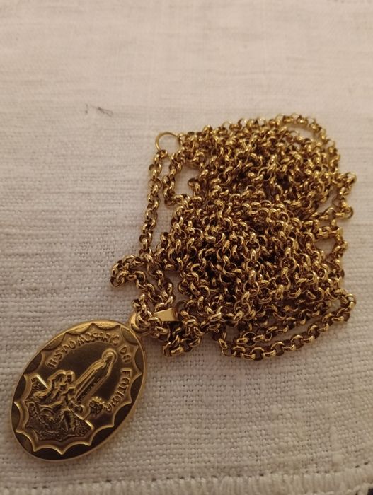 Cordão com medalhão