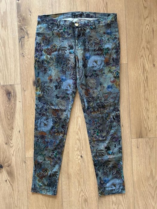 Damskie jeansy.w kwiaty.
