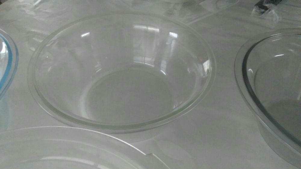 Várias taças em pirex para saladas ou massas
