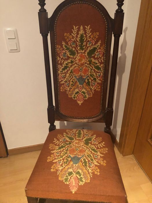 Cadeira com estofo bordado
