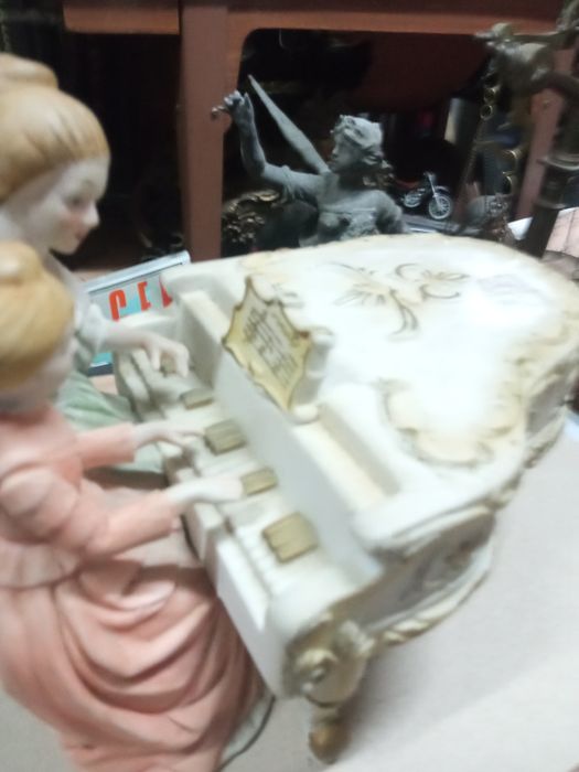 Lindíssimo piano,em porcelana fina. Ao mesmo tempo é uma cx de música.