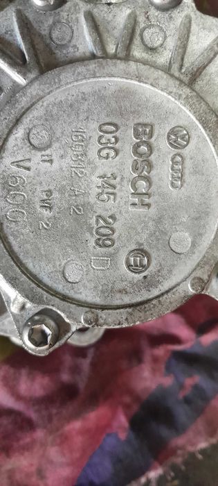 Vacum pompa BOSCH  do silnika 2.0TDI VW Passat B6 Golf V