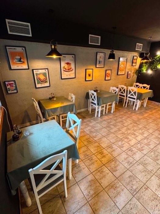 Sprzedam wyposażenie restauracji – stoły i krzesła drewniane
