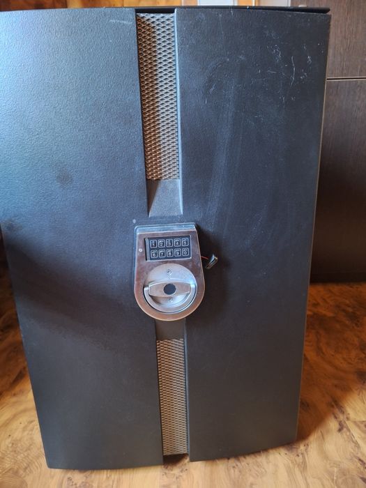 Сейф металевий великий, ключ працює, кодовий замок потребує заміни