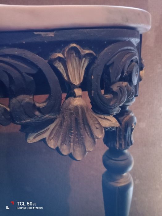 Mesa de entrada muito antiga com pedra mármore rosa.