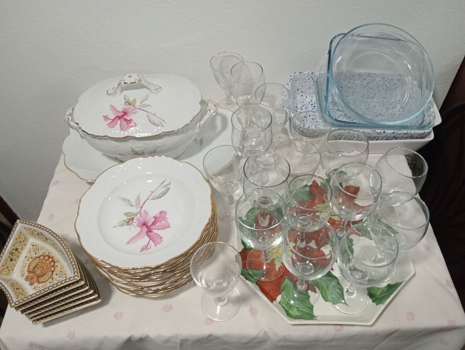 19 Taças  , 15 euros , 12 pratos
20 euros , 1 sopeira e travessa 
12 e