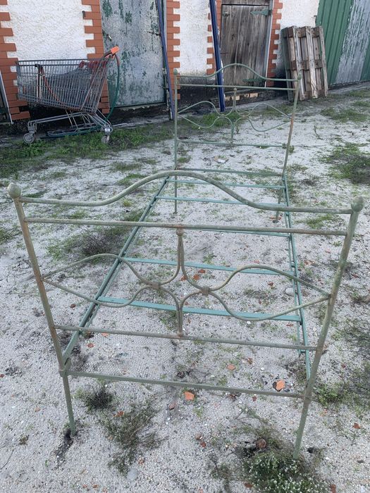Cama antiga em ferro