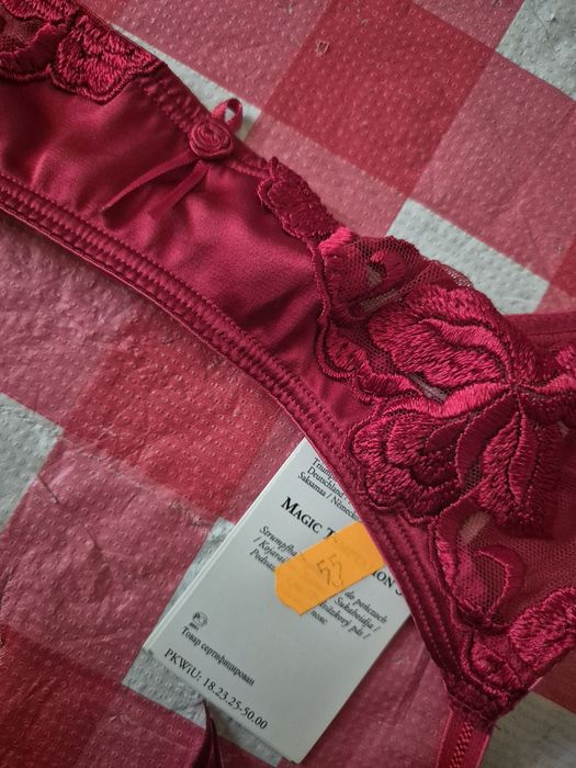 Bordowy pas do pończoch Triumph EU 70/75 nowy