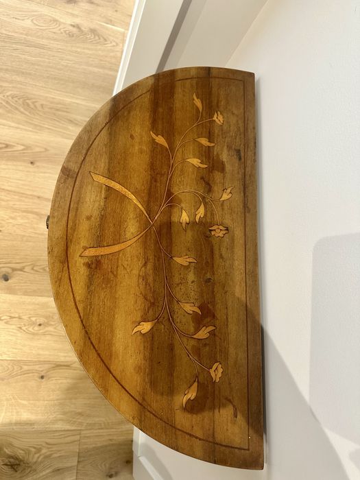Pequema mesa de apoio em madeira antiga