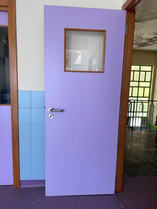 Portas verdes, azuis e lilazes.
