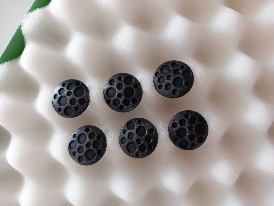 6 Botões em metal cor de chumbo com círculos. 1,8 cm diâmetro. Novos.