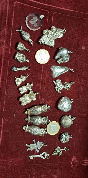 Bonecas pendentes vintage em prata.