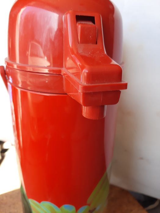 Термос,новый на 1,9литров,помповый