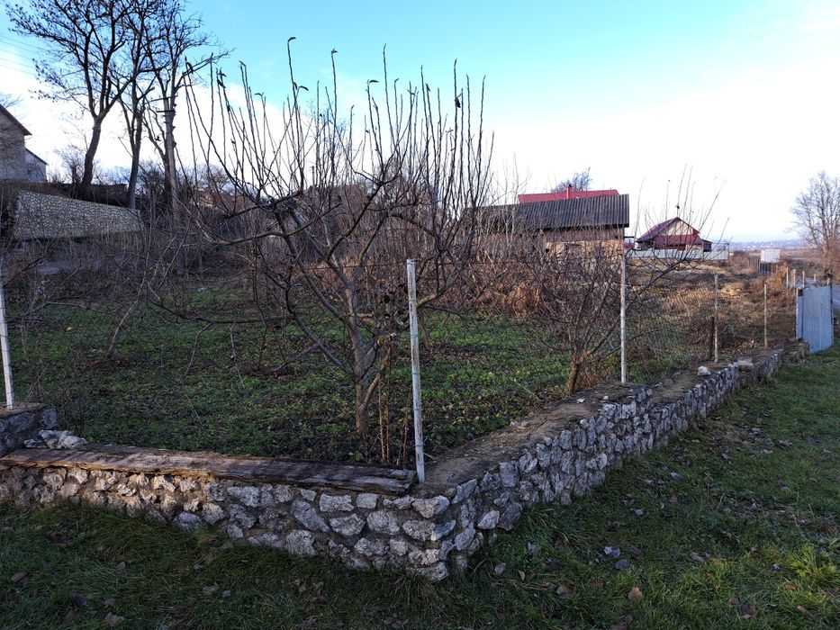 Глиняна хата та господарські будівлі, земельна ділянка під забудову