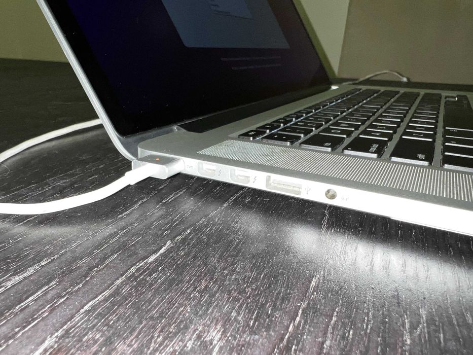 MacBook Pro (Retina, 15 polegadas, meados de 2015)64738474767105123