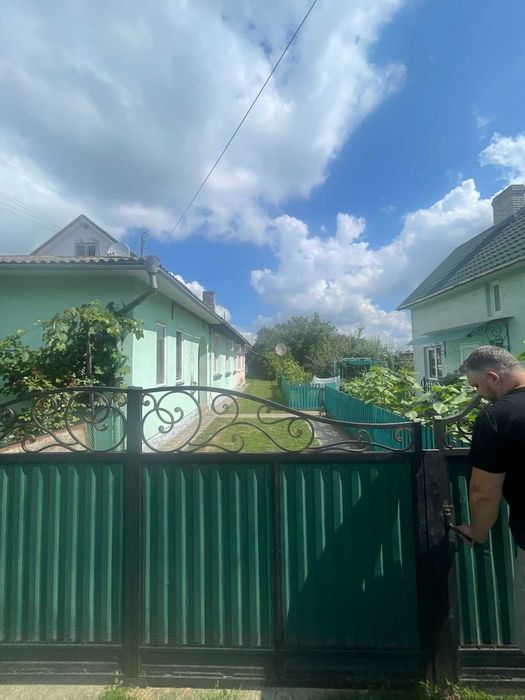 Частина будинкув селі Лужани