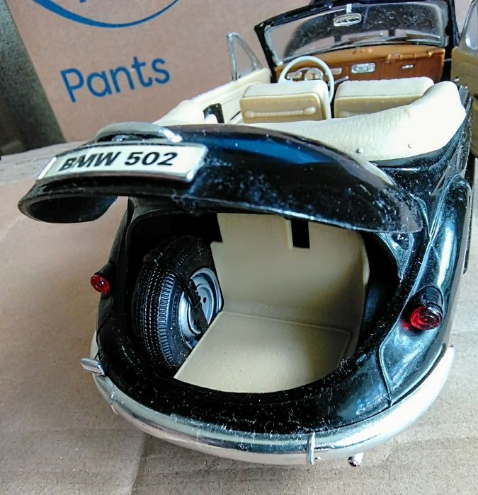 Колекційна моделька авто . BMW 502 (1955)  1/18