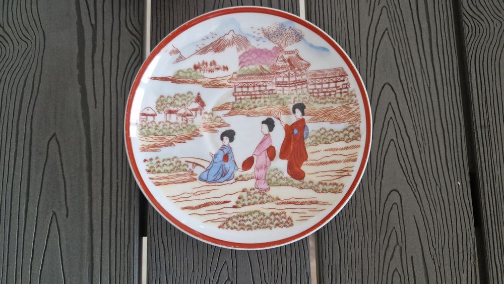 Chávenas e pires da marca Vista Alegre Portugal, coleção oriental