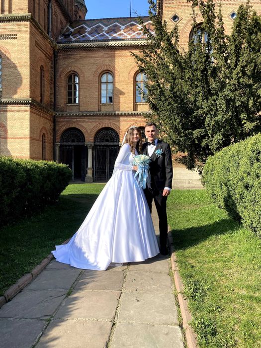 Шикарна весільна сукня