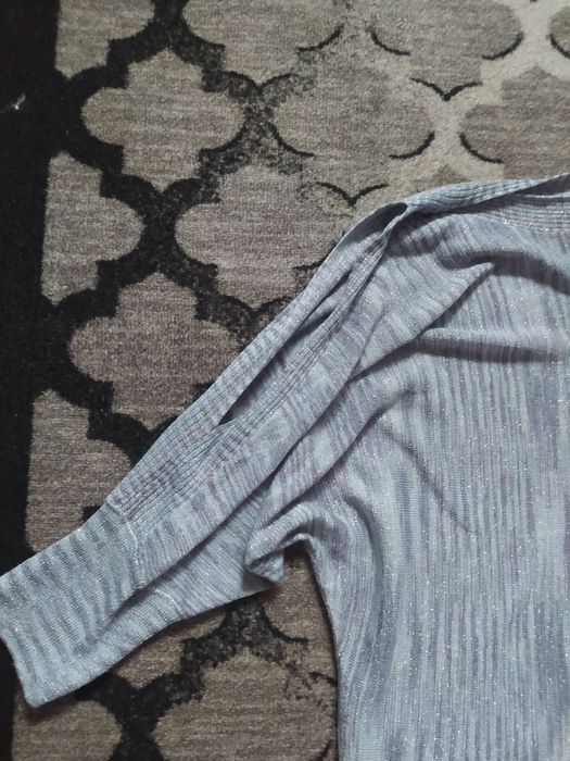 Sweter z ozdobnym rozcięciem na rękawie M&Co srebrny