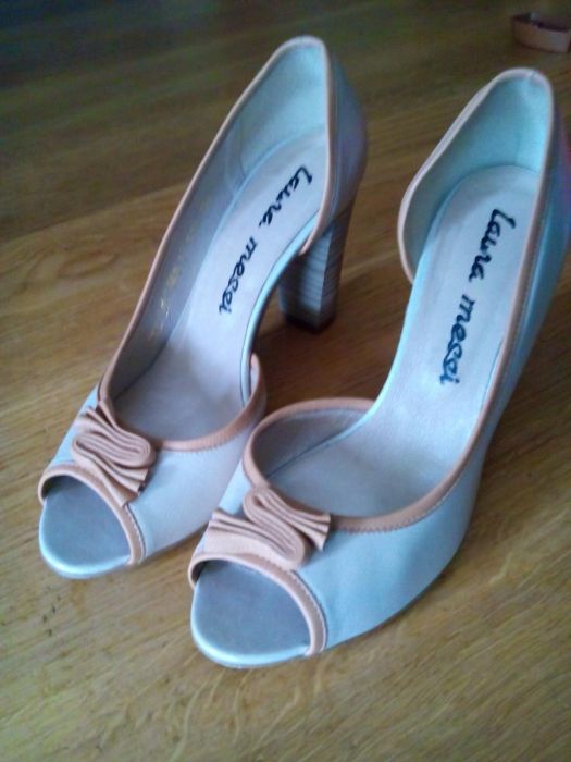KREMOWE buty na obcasie