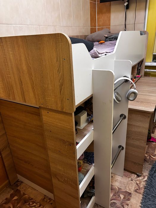 Ліжко з столом та 2 поверхом