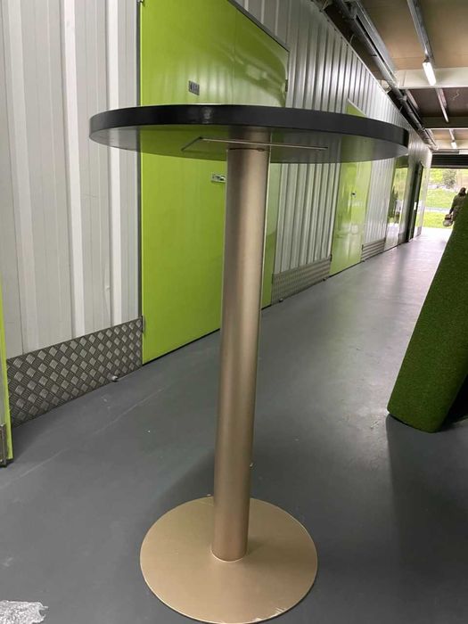 Mesa de pé alto dorado e tampo preto