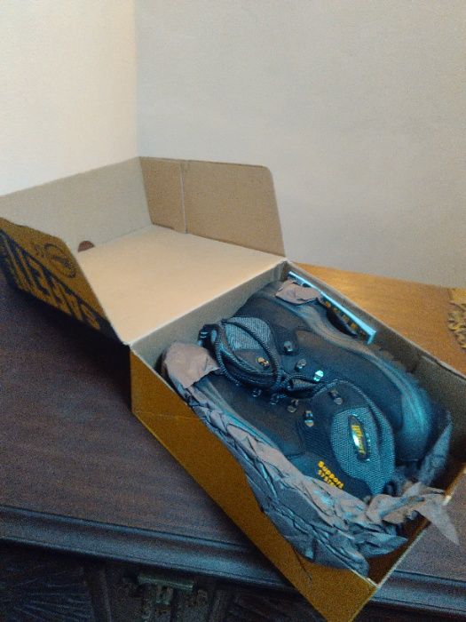 Botas de montanha/desporto Nº42 Italianas novas TOP "novo preço"