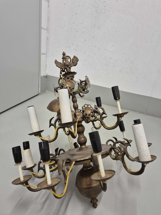 Zabytkowy mosiężny żyrandol z orłem w koronie orzeł