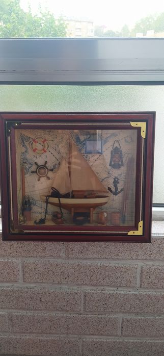 Quadro Nautico em relevo com vários itens náuticos, moldura castanha com vidro.