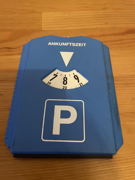 niebieski dysk parkingowy