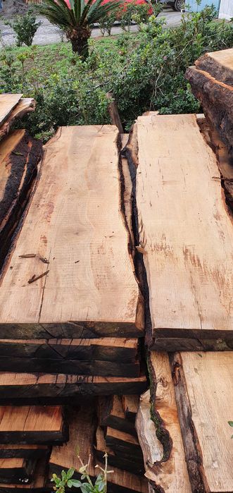 Pranchas de madeira em bruto