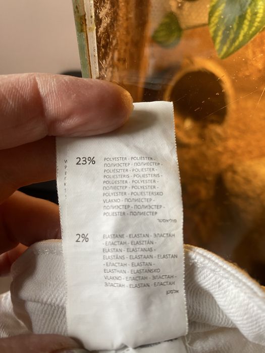Białe spodnie jeansowe .